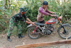Aksi Simpatik Pratu Yulianto Bantu Dorong Motor Mogok Warga di Lokasi TMMD ke-129
