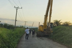 KEREN, Aksi Berani Anggota DPRD Lahat Dapil 7 Ini Tegur Operator Excavator Rusaki Akses Jalan Patut Diacungi J