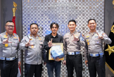 Atensi Kapolri, Kakorlantas Polri Beri Piagam Penghargaan kepada Sopir Truk Wingbox