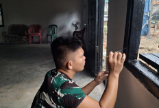 Satgas TMMD Kodim Lahat Kerjakan Pengecatan List Jendela Pada Sasaran Fisik Berikut Ini