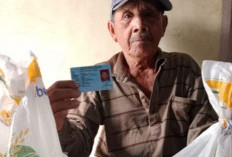 Bulog Salurkan Bantuan Beras untuk 295 KK di Desa Rawang Besar OKI