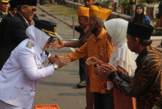 Peringatan HUT ke-81 RI di Muara Enim, Plt. Bupati Serahkan Tali Asih Legiun Veteran dan Penghargaan Prestasi 