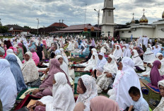 Cuaca Mendung, Ribuan Warga Tetap Salat Iduladha di Lapangan Bola Kaki Pedamaran