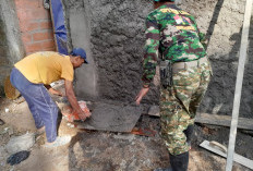 Kompak Banget! Satgas TMMD 129 dan Warga Cukil Gotong Royong Plester Dinding Rumah Pak Pujiyono