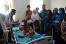 Gercep! Ketua PKK OKU Timur Salurkan Bantuan untuk Penderita Kanker Ovarium dan Leukemia