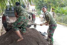 Tarik Terus Bang, Satgas TMMD 128 Pindahkan Pasir dari Kendaraan