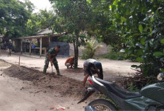 Babinsa Bersama Warga Gotong Royong Bangun Saluran Air, Kemanunggalan TNI-Rakyat Makin Terasa