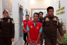 Penyerahan Tersangka Pemerasan Dalam OTT di Kantor Camat Pagar Gunung