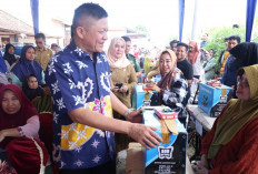 Tekan Angka Kemiskinan, Bupati OKU Timur Salurkan Bantuan Sosial UEP dan Paket Sembako