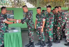 Prajurit Yonif 143/TWEJ Menerima Buku Saku Netralitas TNI