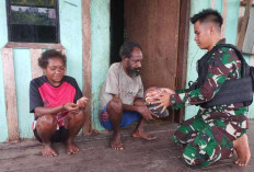 Ringankan Beban Masyarakat Papua, Satgas Yonif 200/BN Bagi Sembako di Muara Nawa