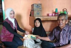 Wakili Pemkab Lahat, Anggota DPRD Dapil 4 Berikan Bantuan Korban Kebakaran Desa Tanjung Agung