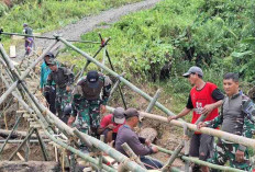 Satgas Yonarmed 16/TK Bangun Jembatan Darurat Penghubung Antar Desa