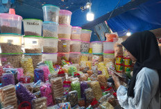 LARIS MANIS ! Pedagang Kue Lebaran Padati Pasar Lematang Lahat, Harga Tak Buat Kantong Bolong
