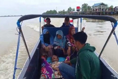 Lansia di Banyuasin Dilarikan Ke RS AK Gani Dengan Ambulance Apung Polairud Polda Sumsel, Ada Apa?