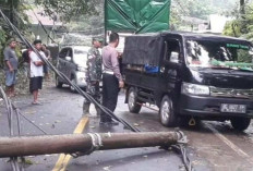 Tiang Listrik Jalan Roboh, Babinsa Kodim 0422/Lambar Gercep Evakuasi