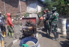 Gaspol Hari ke-21! Satgas TMMD & Warga Desa Cukil Tetap Semangat Cor Jalan Demi Kemajuan Desa