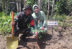 Dansatgas TMMD 128 Kodim 0405 Lahat Didampingi Ketua Persit KCK Cabang XVI Tanam Bibit Pohon
