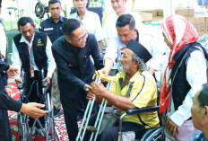Ratu Dewa Bagikan 50 Kursi Roda dan 100 Alat Bantu Dengar untuk Penyandang Disabilitas di Palembang