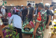 Babinsa di Lampung Utara Ini Ikut Pemakaman Warga di Desa Binaan, Sedih Sekali!