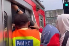 Kelakuan Warga +62, Penumpang Nekat Memaksa Masuk KRL di Stasiun Manggarai, Pintu Kereta Tidak Bisa Tutup