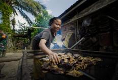 Asap Dapur Kayu Bakar Simbol Kehangatan Warga Lubuk Tampang Ditengah TMMD 128