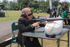 Keren! Wakil Bupati Muara Enim Tes Kemampuan Menembak di HUT Rindam II Sriwijaya Ke-33, Ini Buktinya