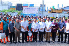 Pj Walikota Palembang Serahkan Langsung Ribuan Bingkisan Sembako dan THR untuk Tenaga PHL