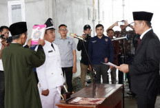 Ari Wiharja Dilantik Jadi Kades Banumas, Bupati OKU Timur Titip Pesan Amanah dan Prestasi