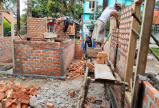 Batubata Disusun Satu Persatu dengan Ikatan Semen Agar Kokoh