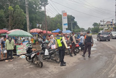 Tertibkan Parkir Pengunjung Kuliner, Polisi Pastikan Arus Lalu Lintas Tetap Lancar di Kawasan Unsri Indralaya