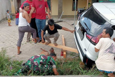 Keren! Babinsa Kodim Jambi Ini Sigap Melakukan Evakuasi Korban Kecelakaan, Ini Lokasinya