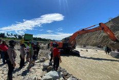 Kawal Pemulihan Pasca Banjir Donggala, Personel Polri-TNI Bersihkan Pemukiman Warga