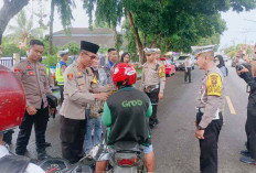 Kapolres Lahat Bersama Jajaran Bagikan Takjil dan Helm Kepada Warga, Ini Katanya