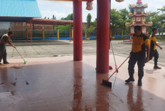 Pengabdian Diri Kepada Masyarakat, Polisi Bersih-bersih Tempat Ibadah di Pemulutan Ogan Ilir