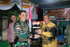 Dandim 0413/Bangka Wilayah Kodam II/Swj Serahkan Piala dan Piagam Penghargaan Kasad di Desa Beluluk 