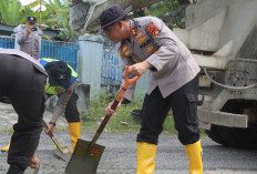 Dukung Program Belida, Kapolres OKU Timur dan Jajaran Perbaiki Jalan Rusak