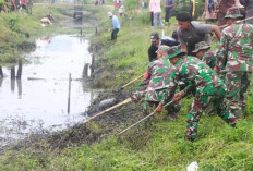 Babinsa Koramil Tugumulyo dan Warga Saling Bergotong Royong, Membersihkan Apa?