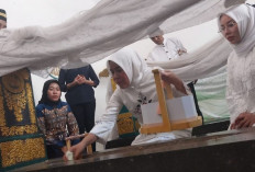 Kunjungi Makam Pendiri Kesultanan Palembang, Bacalon Fitrianti-Nandriani Janji Lestarikan Wisata Religi