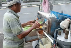 Penjual Kue Putu Keliling ini Rela Tinggalkan Keluarga di Tegal, Alasannya Menyentuh Hati