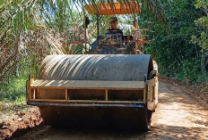 Brrmm! suara Mesin Diesel Buldozer Meraung Padatkan Tanah Jalan TMMD 128