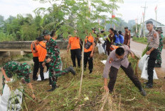 Kurangi Resiko Banjir, Kodim 0413/Bangka Bersinergi Bersama Polri-Pemkot Pangkalpinang Bersihkan Alur Sungai