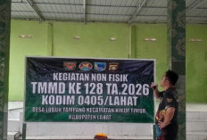 Sertu Beni Yolanda Seruput Kopi Panas, Perhatikan Banner Non Fisik TMMD 128