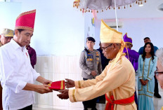 Tiba di Kepulauan Talaud, Presiden Jokowi Dianugerahi Gelar Adat