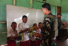  Satgas Yonif 144 Jaya Yudha Bagi-bagi Buku dan Alat Tulis Bagi Anak Perbatasan, Dalam Rangka Apa?