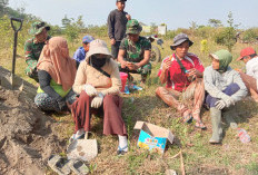Intip Aksi Ibu-Ibu Kaliwarak Bantu TNI Cor Jalan TMMD Salatiga: Secangkir Teh, Semangat Melipat Ganda!