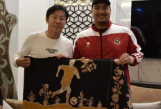 Shin Tae-yong Pulang Sambil Bawa Oleh-oleh Batik dari Menpora