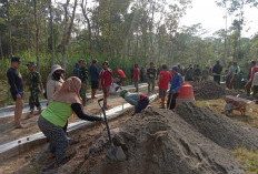 Tak Kenal Lelah! Warga Kaliwarak dan Satgas TMMD Bahu-Membahu Cor Jalan Desa Cukil