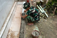 Anggota Satgas TMMD 128 Gantikan Keramik yang Rusak di Mushola Ar-Rasyid Lubuk Tampang Lahat 