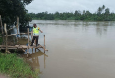 Antisipasi Banjir, Polsek Madang Suku I Pantau Debit Sungai Komering